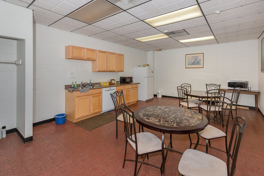 More Photos Of 8901 Washington St, Kansas City Showroom For Sale