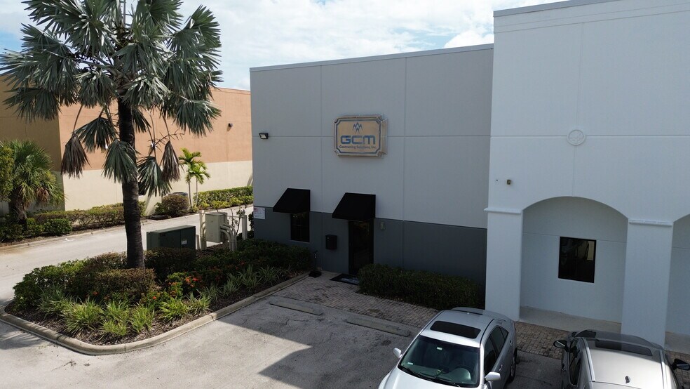 Primary Photo Of 16121 Lee Rd, Fort Myers Flex For Sale