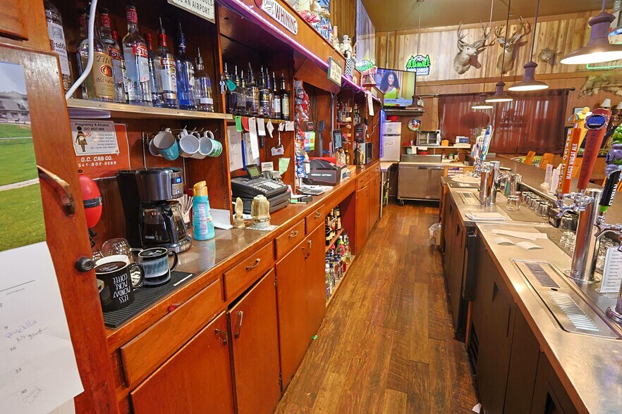 More Photos Of 702 Newmark St, Coos Bay Bar For Sale