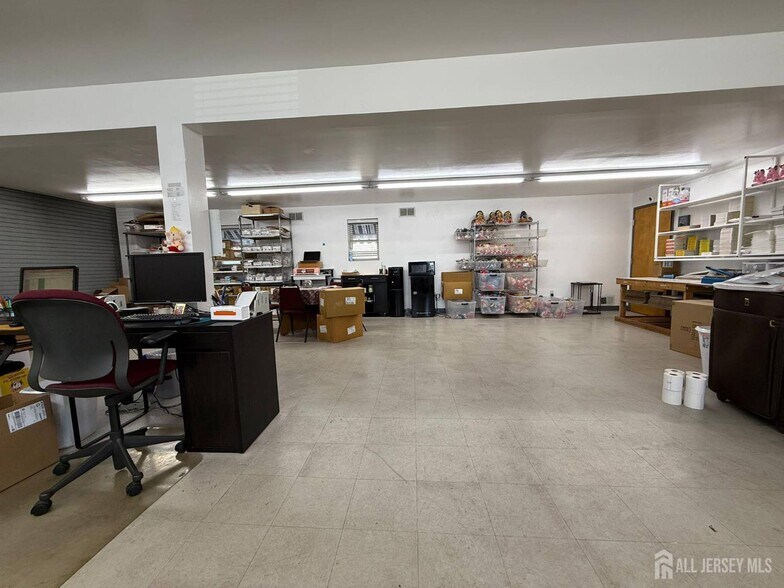 More Photos Of 13 Coral St, Edison Flex For Lease