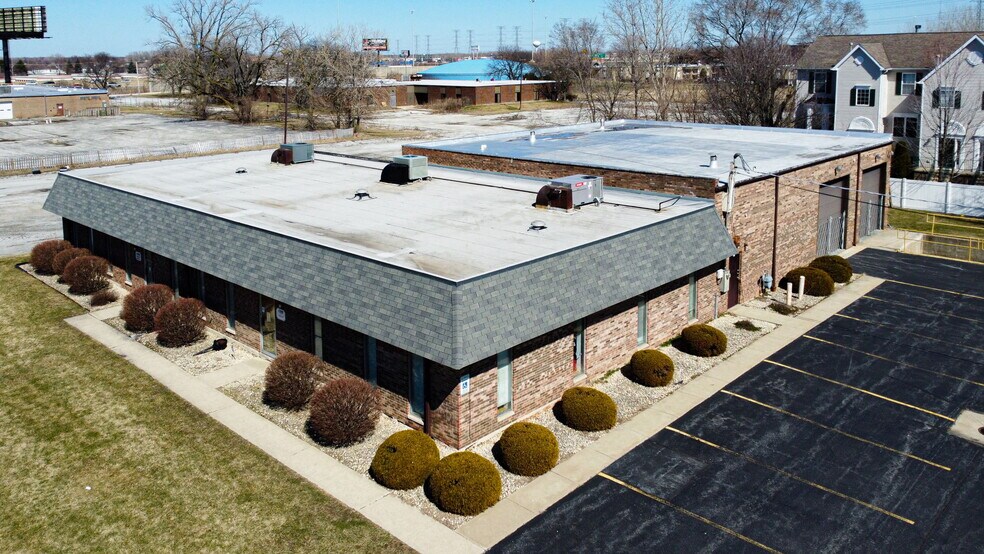 More Photos Of 17585 S Paxton Ave, Lansing Light Distribution For Sale
