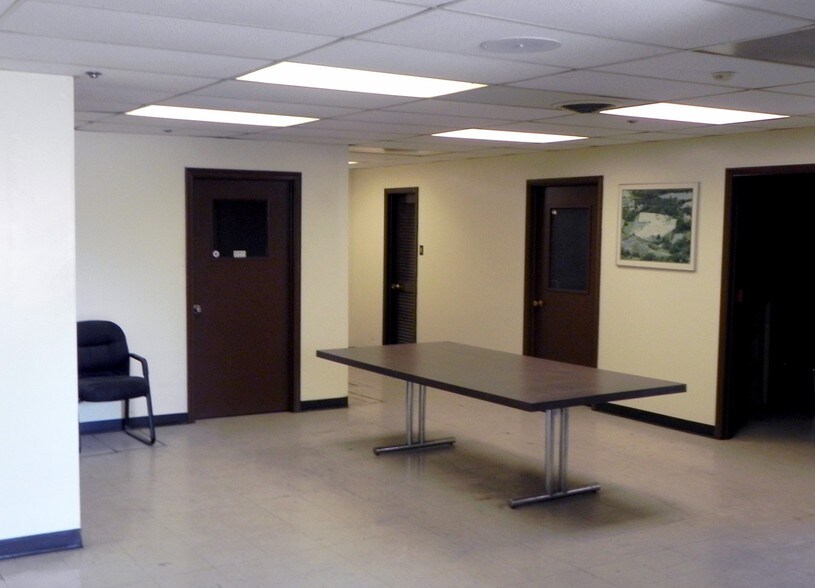 More Photos Of 128 Old Brickyard Ln, Berlin Manufacturing For Lease