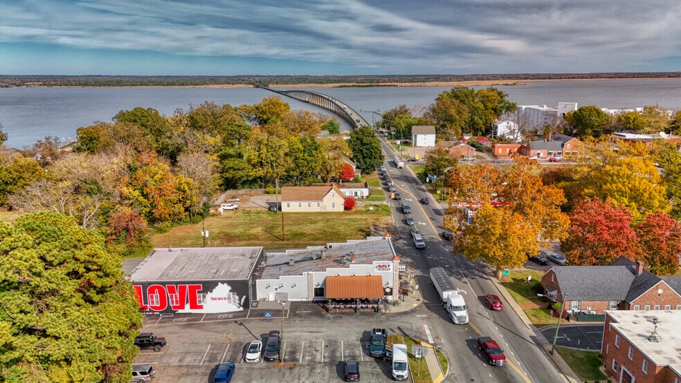 More Photos Of 303 Queen St, Tappahannock General Retail For Lease