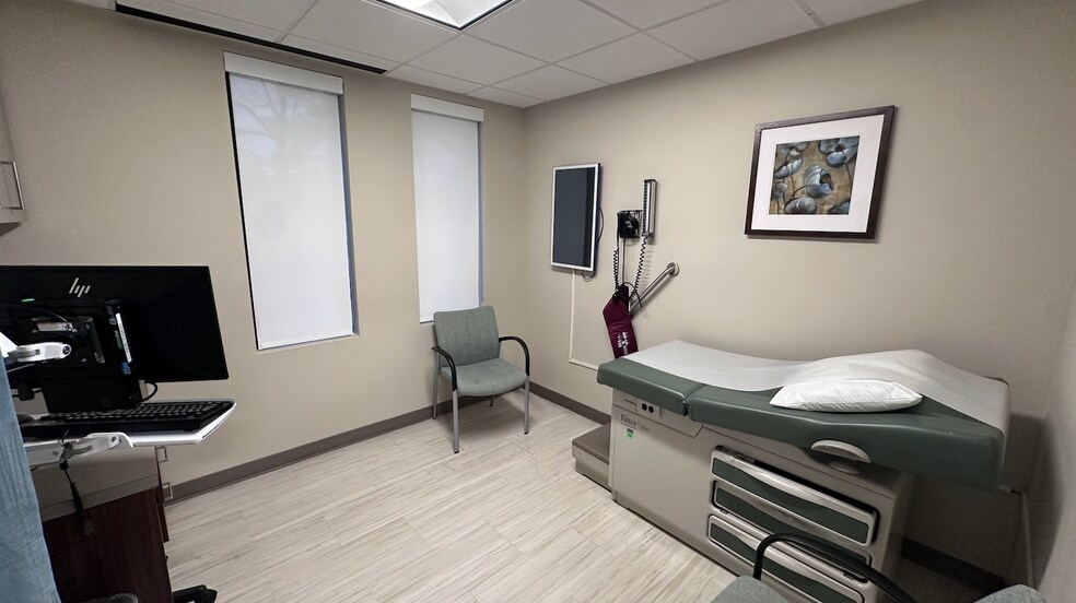 More Photos Of 130 Park St SE, Vienna Medical For Lease