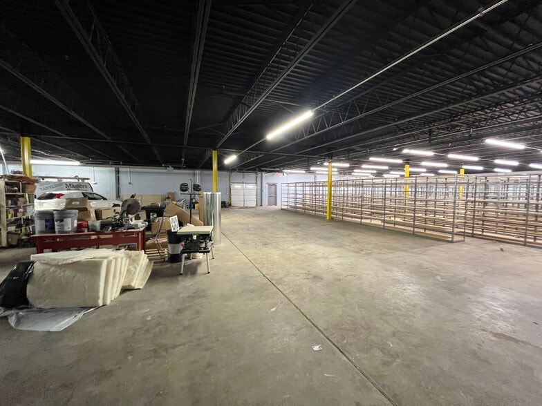 More Photos Of 224 N Stewart Ave, Springfield Warehouse For Lease