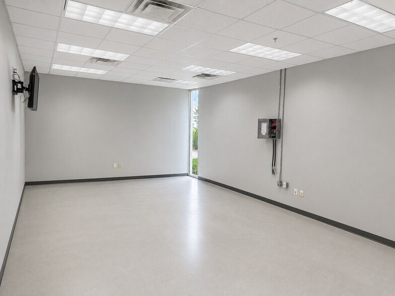 More Photos Of 9051 Florida Mining Blvd, Tampa Light Manufacturing For Lease