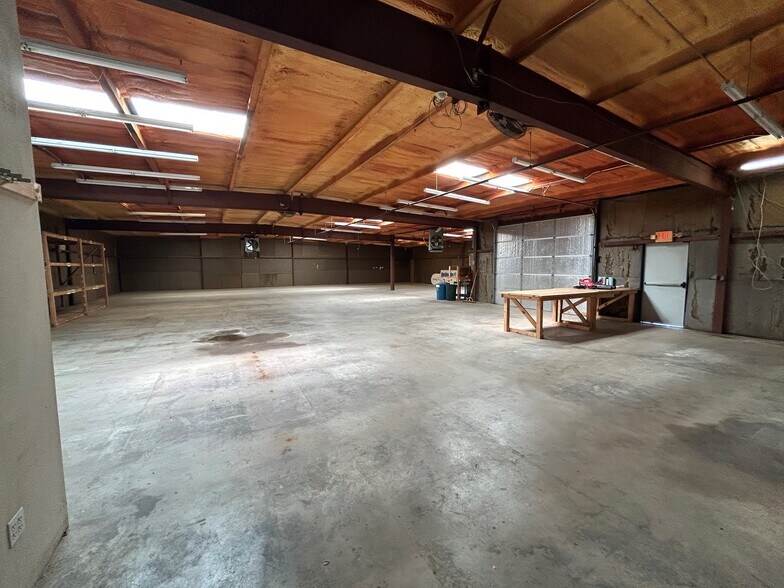 More Photos Of 7924 Carr St, Dallas Flex For Lease