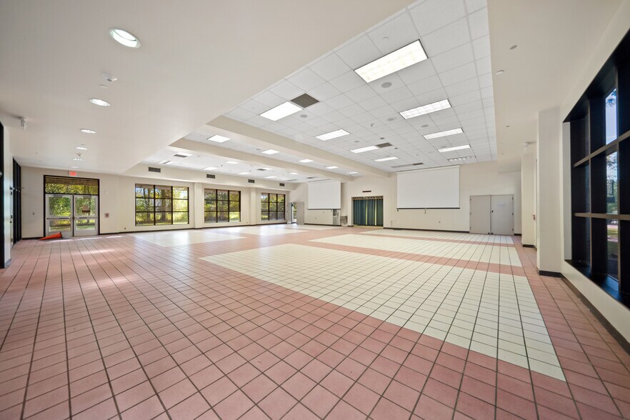 More Photos Of 601 W Lewis St, Conroe Flex For Sale