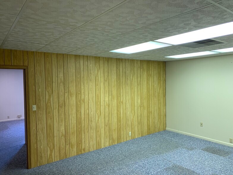 More Photos Of 817 Kilbourne St, Bellevue Medical For Lease