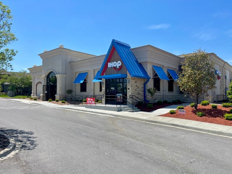 More Photos Of 8541 NW Prairie View Rd, Kansas City Restaurant For Lease