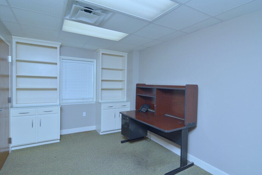 More Photos Of 803 N Jackson St, Albany Office For Lease