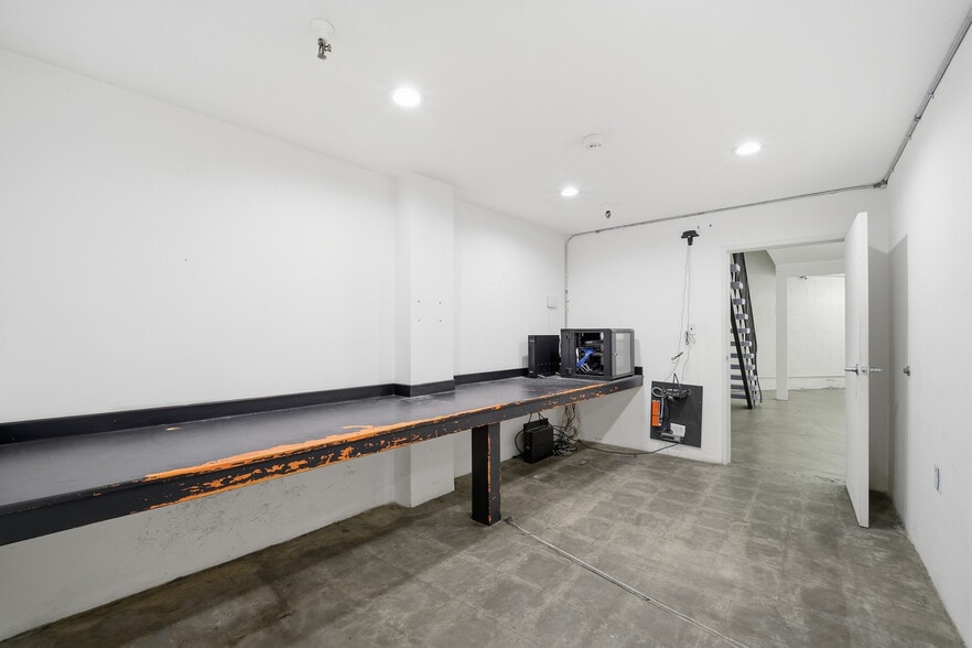 More Photos Of 805 Traction Ave, Los Angeles Showroom For Lease