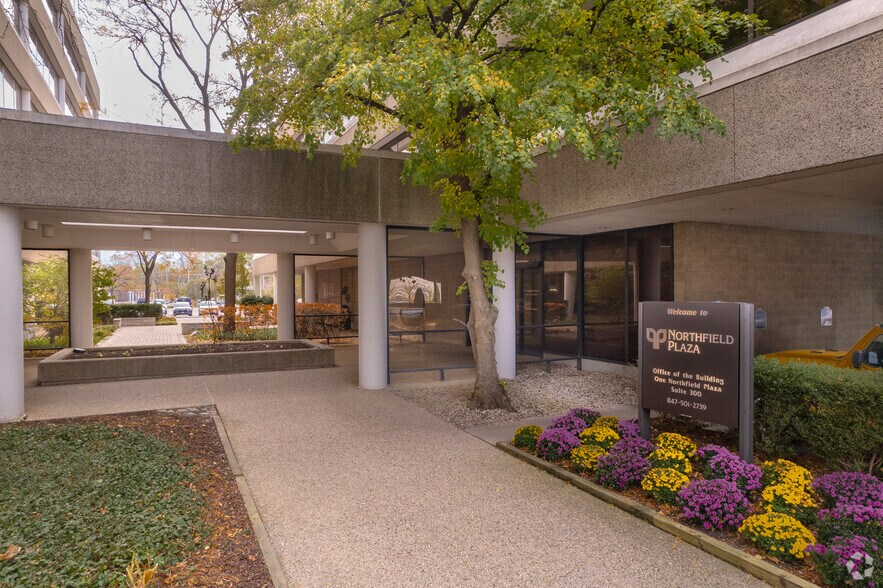 More Photos Of Northfield Plz, Northfield Office For Lease