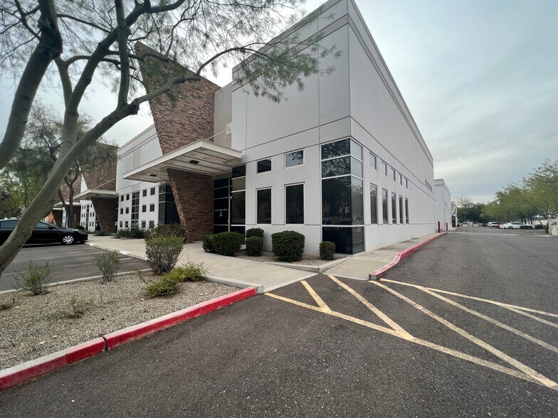 More Photos Of 2222 W Parkside Ln, Phoenix Research And Development For Sale