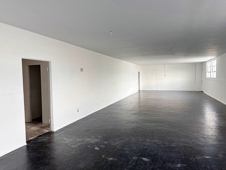 More Photos Of 5106-5118 E Washington Blvd, Commerce Warehouse For Lease