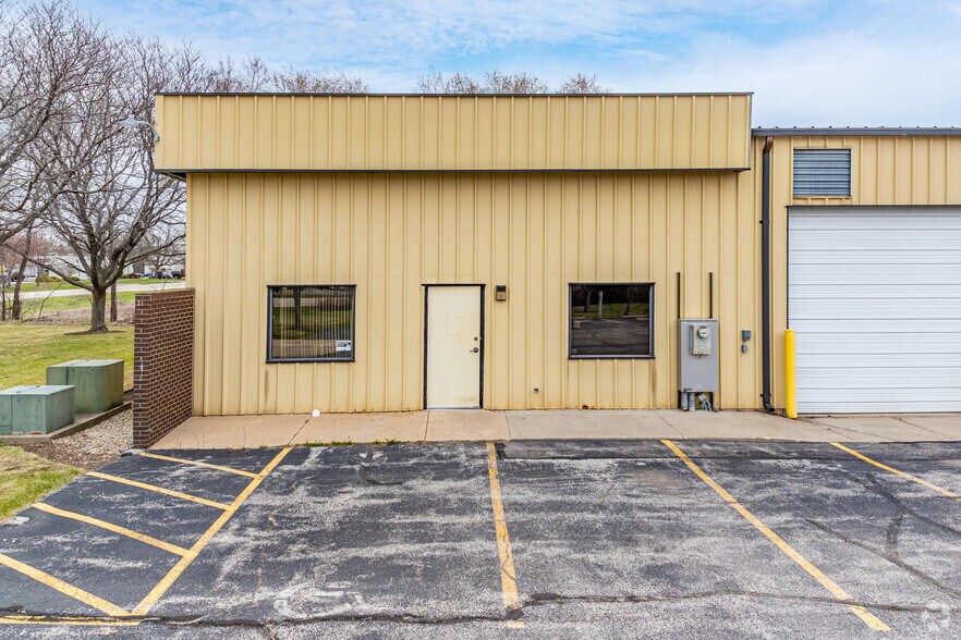 More Photos Of 9941 N Alpine Rd, Machesney Park Warehouse For Lease