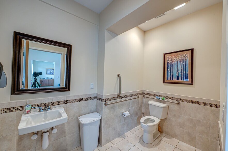More Photos Of 1698 Roosevelt Ave, Bohemia Office For Sale