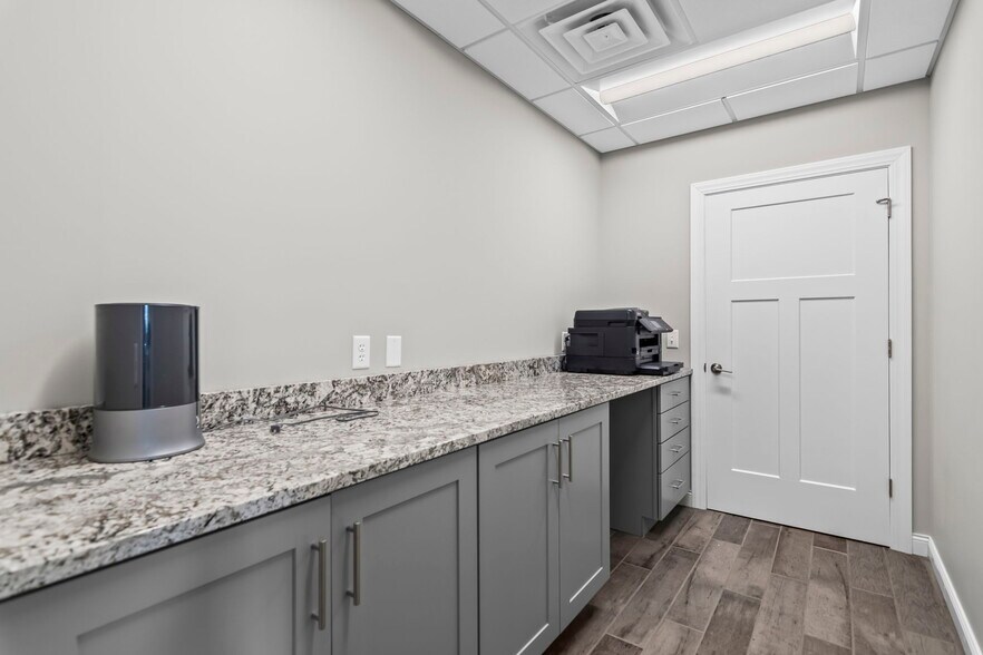More Photos Of 3901 Pintail Dr, Springfield Office For Sale