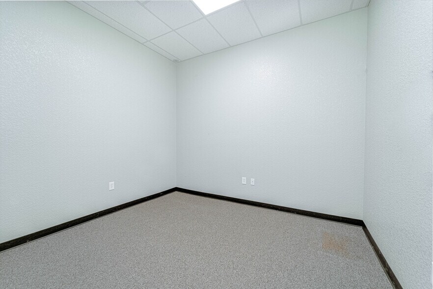 More Photos Of 12213 University Ave, Lubbock Showroom For Lease