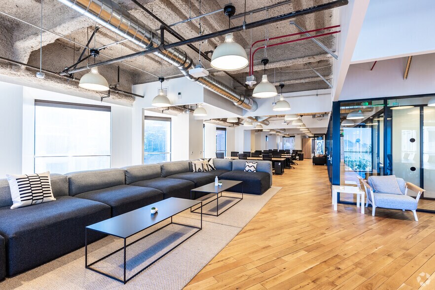 More Photos Of 201 Spear St, San Francisco Coworking Space