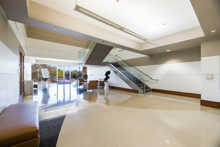 More Photos Of 300 E Sonterra Blvd, San Antonio Unknown For Lease