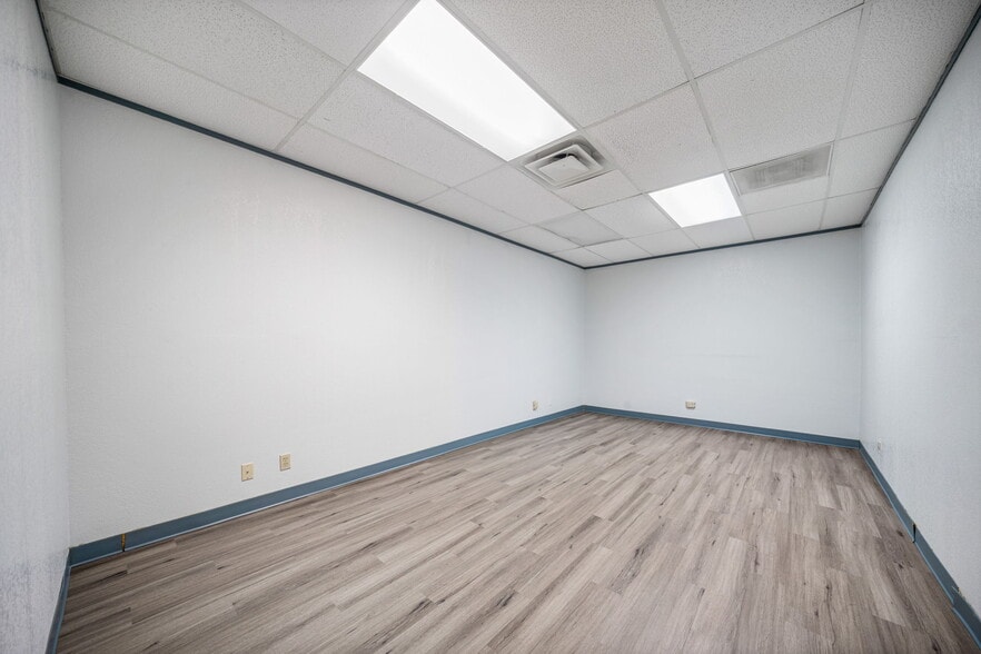 More Photos Of 201 W Poplar St, San Antonio Medical For Sale