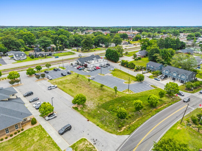 More Photos Of 305 N Main St, Simpsonville Storefront For Lease