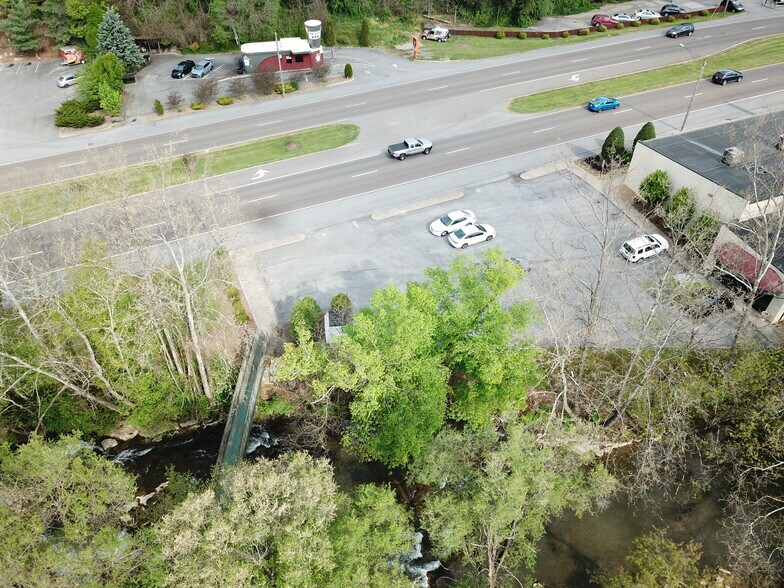 More Photos Of 713 Volunteer Pky, Bristol Freestanding For Lease