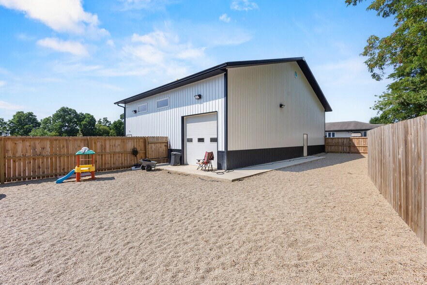 More Photos Of 390 Progress Dr, Cottage Grove Veterinarian Kennel For Sale