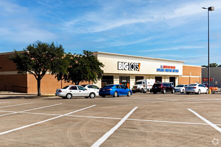 More Photos Of 6801-7049 Ridgmar Meadow Rd, Fort Worth Unknown For Lease