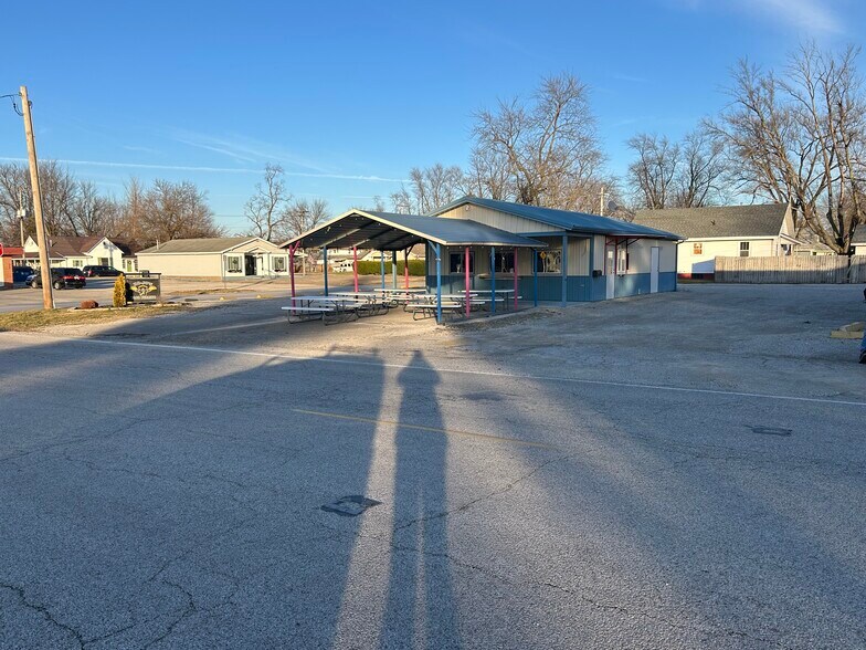 More Photos Of 1002 Cross st, Robinson Restaurant For Sale