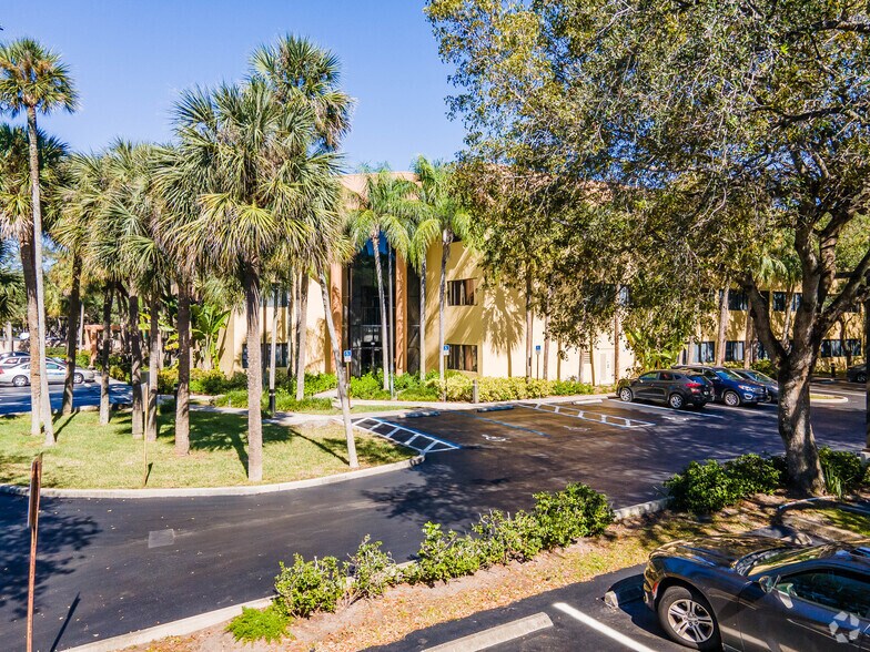 More Photos Of 300 Lock Rd, Deerfield Beach Office For Lease