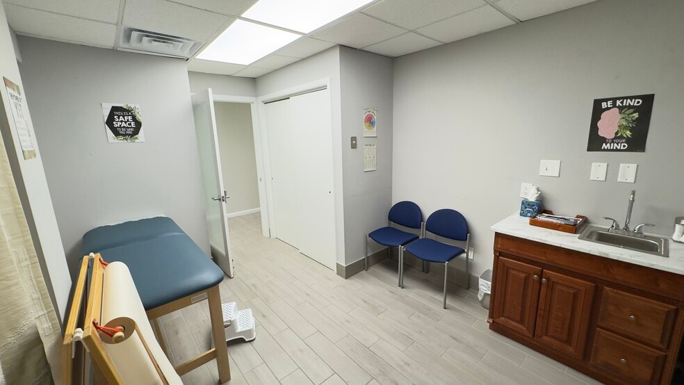 More Photos Of 5 Shirley Ave, Somerset Office For Lease