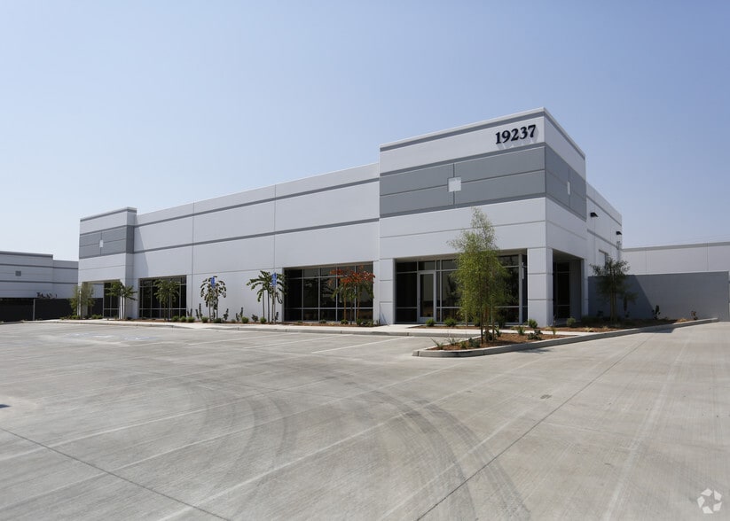 More Photos Of 19237 Flightpath Way, Bakersfield Warehouse For Lease