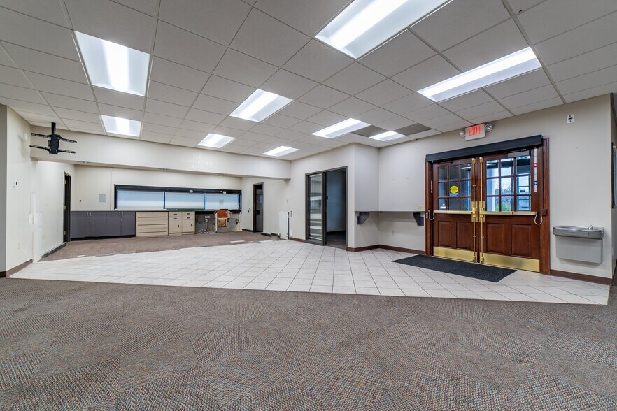 More Photos Of 2700 S Saint Peters Pky, Saint Peters Bank For Lease