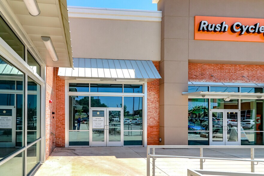More Photos Of 300 S 2nd St, Waco General Retail For Lease