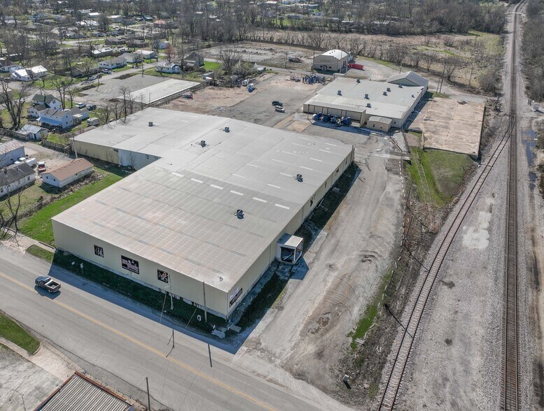 More Photos Of 102 S Main St, Mountain Grove Warehouse For Lease