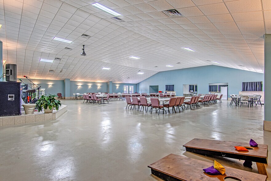 More Photos Of 1719 Huffman-Eastgate Rd, Huffman Showroom For Sale
