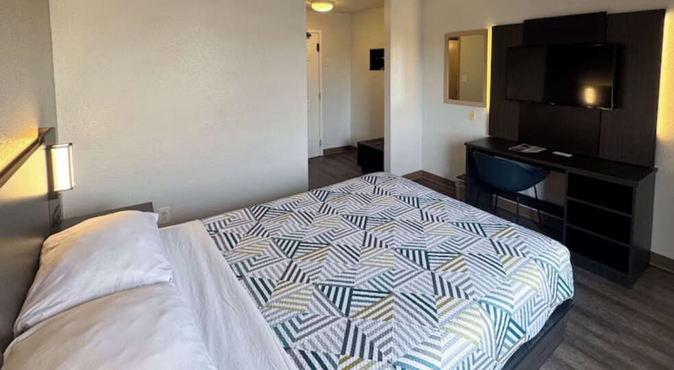 More Photos Of 1535 W Milwaukee Ave, Glenview Hotel For Sale