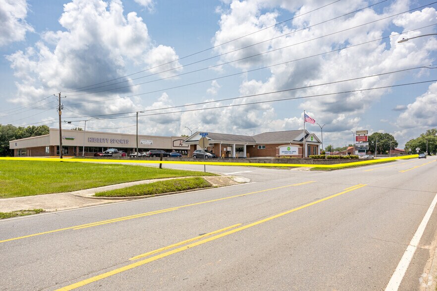 More Photos Of 832-856 College St, Eastman General Retail For Sale