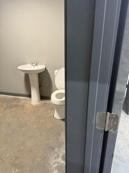 More Photos Of 1350 Commerce Dr, Stockbridge Warehouse For Lease