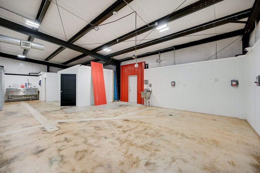 More Photos Of 1301 & 1307 Main St, Blanco Light Distribution For Sale