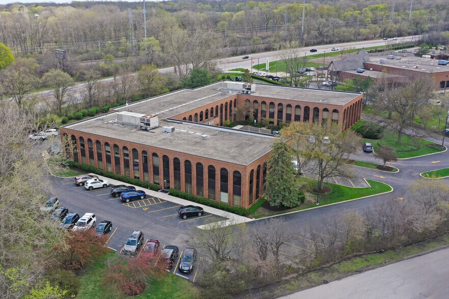 More Photos Of 900 N Shore Dr, Lake Bluff Office For Lease