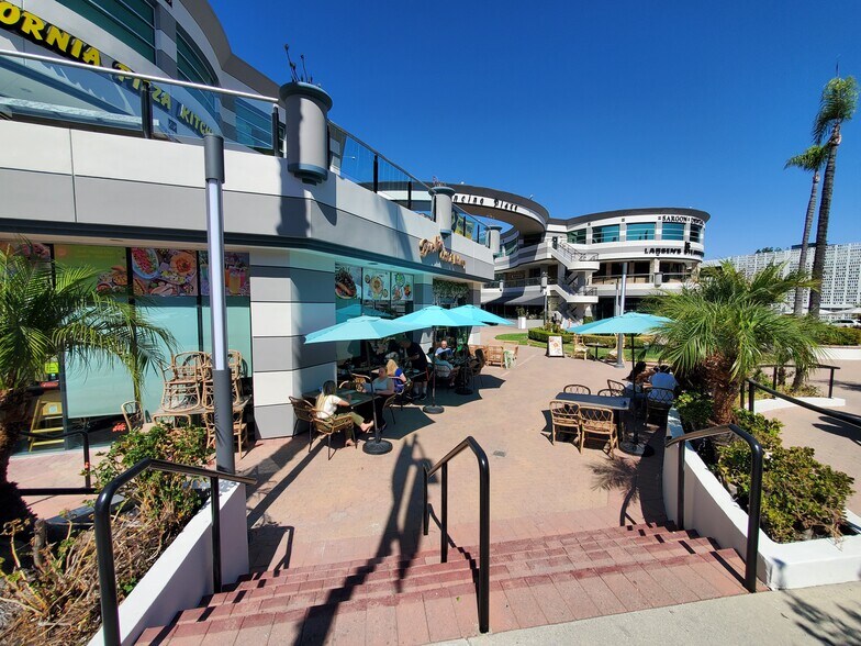 More Photos Of 16101 Ventura Blvd, Encino General Retail For Lease