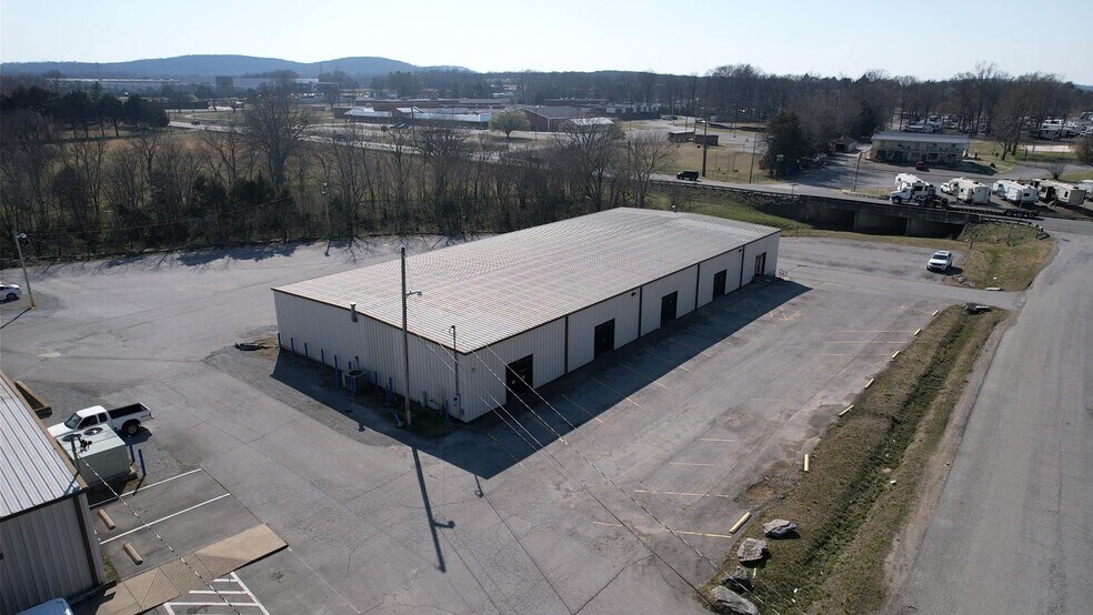 More Photos Of 102-104 Southside Park Dr, Lebanon Distribution For Lease