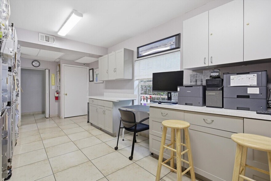 More Photos Of 3240 NW 7th St, Miami Office For Sale