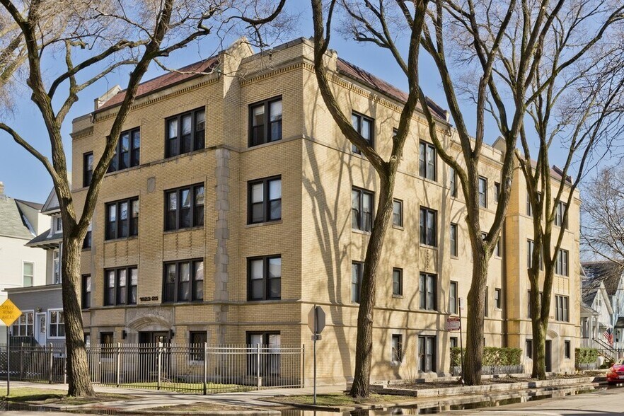 Primary Photo Of 3751 N Marshfield Ave, Chicago Apartments For Sale