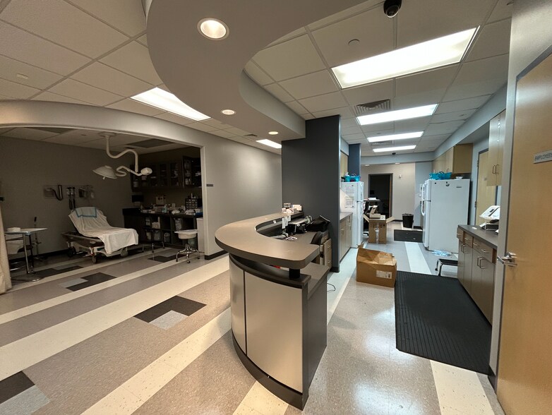 More Photos Of 1095 Woodstock Rd, Roswell Medical For Lease