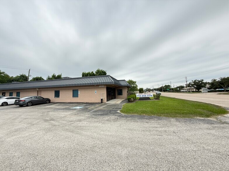 More Photos Of 2006 Broadway St, Pearland Medical For Lease