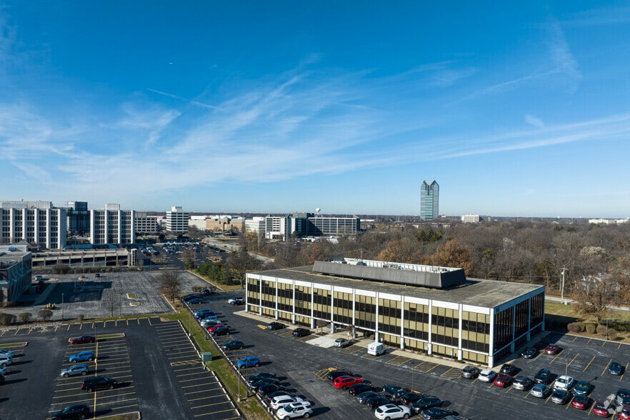 More Photos Of 915 Harger Rd, Oak Brook Office For Lease